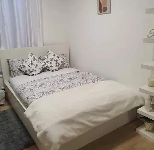 2 Bedroom Flat In Vauxhall, London