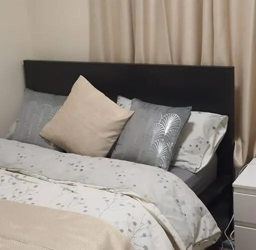 2 Bedroom Flat In Vauxhall, London